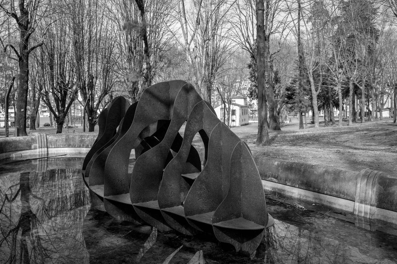 This is a sculptural intervention, conceived and developed, specifically for the Park of São João de Ponte, in the scope of the Symposium Art & Sustainability, promoted by dstgroup and zet gallery.  The work consists of several elements that establish a path of discovery of the park itself: the first, in iron, is in the lake and symbolises two intertwined bodies; then, a ground levelling in the vicinity of the arch; an appropriation of a pre-existing architectural structure that was painted red; and a last element, in iron painted red, which symbolises the female body alone. 
The work of this artist, a lecturer at the Faculty of Fine Arts in Porto, is, moreover, very reflective on relational emotions and on women in the space of the ecstasy and pain of love.  Her creations have a high poetic sense, nevertheless, in this case, it is an intervention that summons industrial production processes, linking them to the landscape.