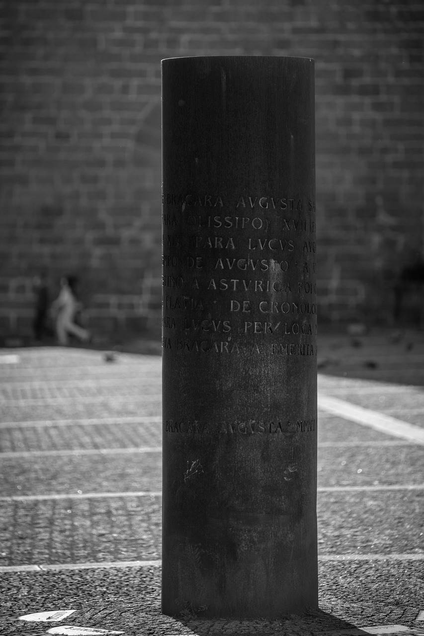 It marks mile 0 of the Roman roads that connected Bracara Augusta to the other cities of the empire. From the point marked by the corten steel work, designed by the architect Pedro Nogueira, started six routes. The work features an inscription and, on the pavement, starting from this kind of landmark, six stone triangles are represented, symbolising the six routes that ran from the city: OLISIPO, EMERITA, ASTURICA AQUA FLAVIAE, ASTURICA, ASTURICA LUCUS e ASTURICA DE OLISIPO.