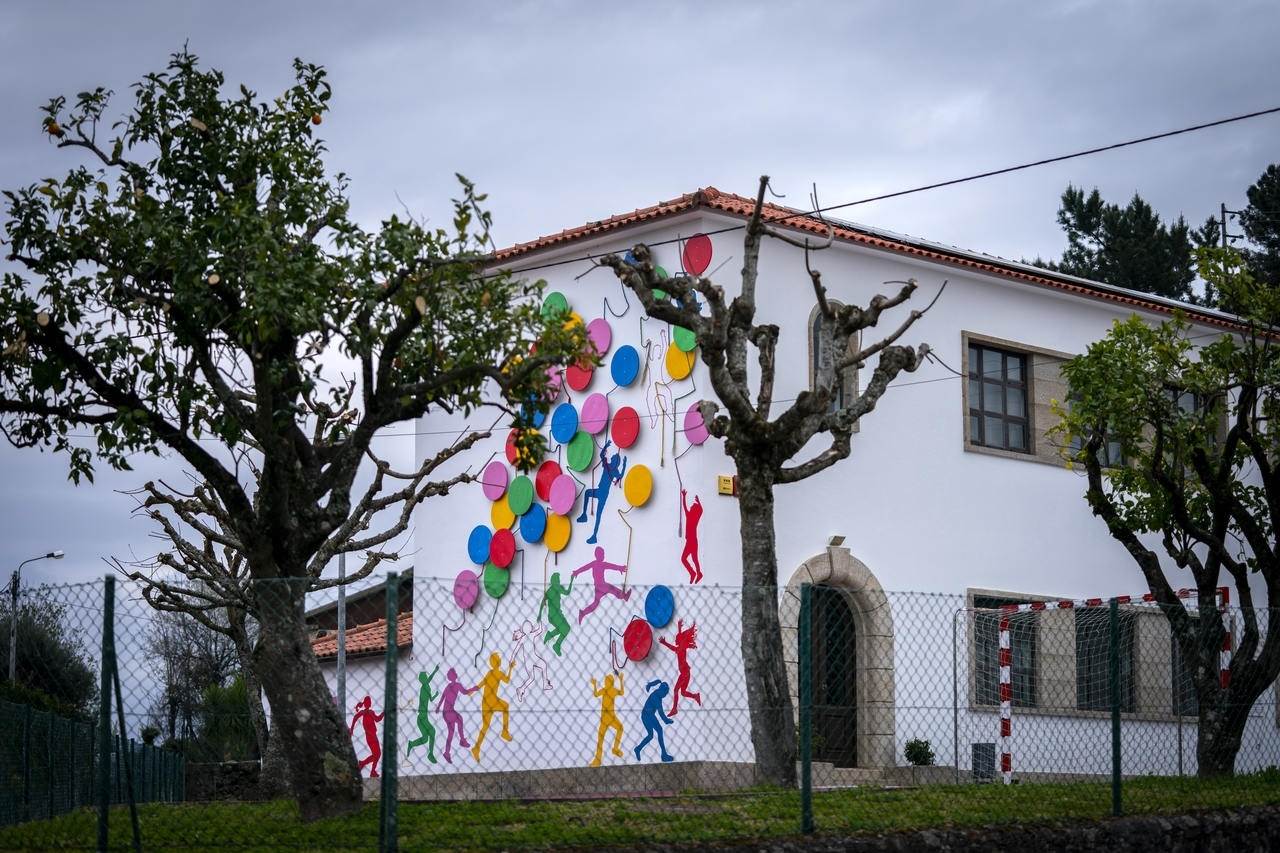 Within the scope of the protocol signed between the EDP Foundation and Braga City Council, the ENERGIZARTE project took place, which brought to the banks of the Cávado River several interventions, framed in urban art.  For this intervention, the students of the Polytechnic Institute of Cávado were also challenged to be the protagonists.
In this work, in collaboration with José Pedro Santos, three-dimensionality was sought, with the integration of traffic signs in the painting, to conceive an intervention that foresees a change in the perception of the School space to a place where one is endowed with the precious tool of knowledge and has greater freedom of choice.