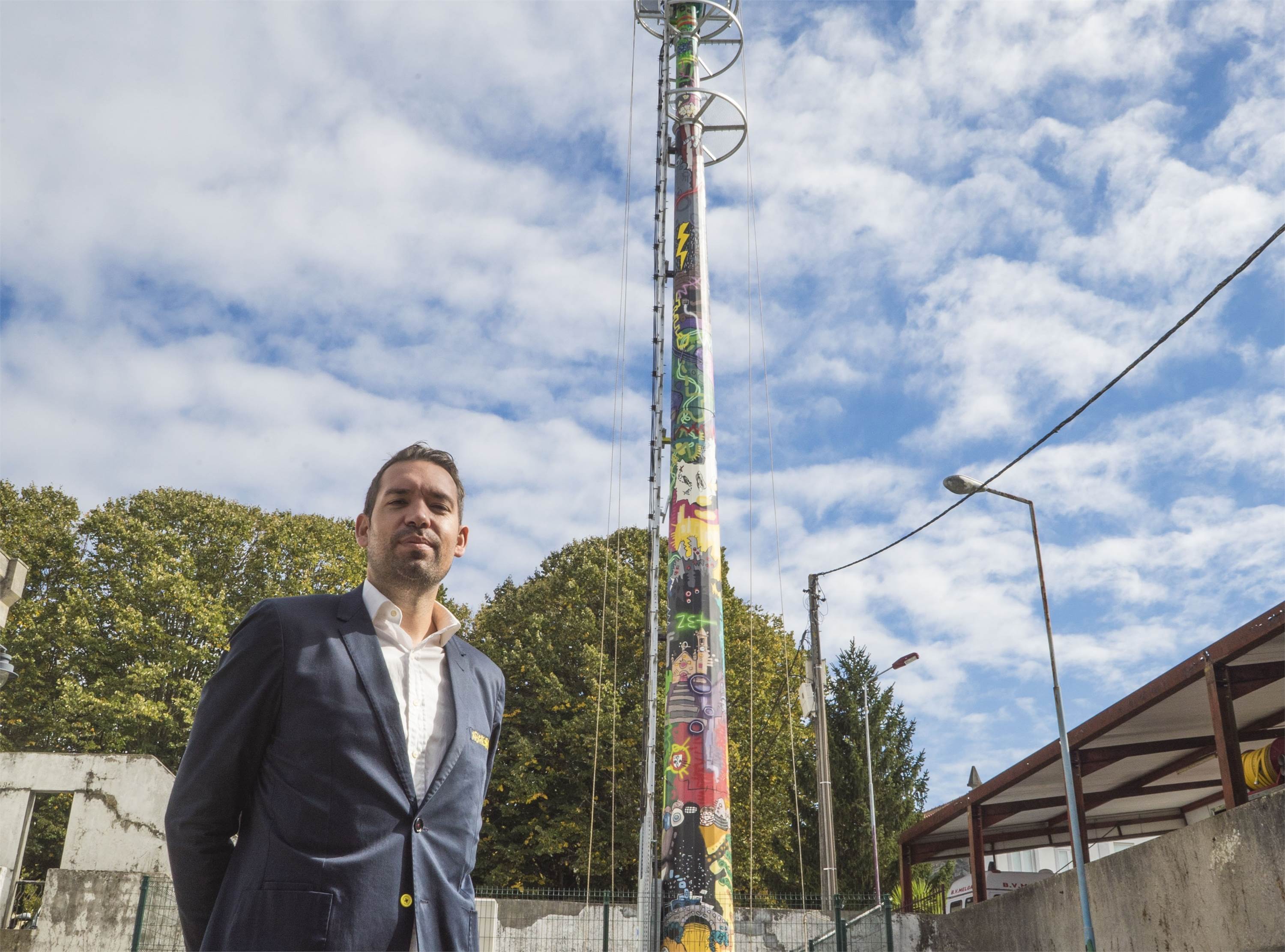 12.10.2020.  
Rafa López painted an Altice telecommunications antenna with 20 meters high. The Andalusian artist sought to integrate elements of the identity of Melgaço and its people into the artwork. The challenge for Rafa López, in Melgaço, was double: to integrate that territory in its aesthetics and turn the artwork into a public space. Altice was the ideal partner in welcoming the artist and the 12th of October emerges as a premonitory date for the first, hopefully of many, to add art to the technologies that connect communities to the world. It was the day that Christopher Columbus, who left Seville, arrived in the Americas. In that frontier place, that same day, we make art reach the skies.