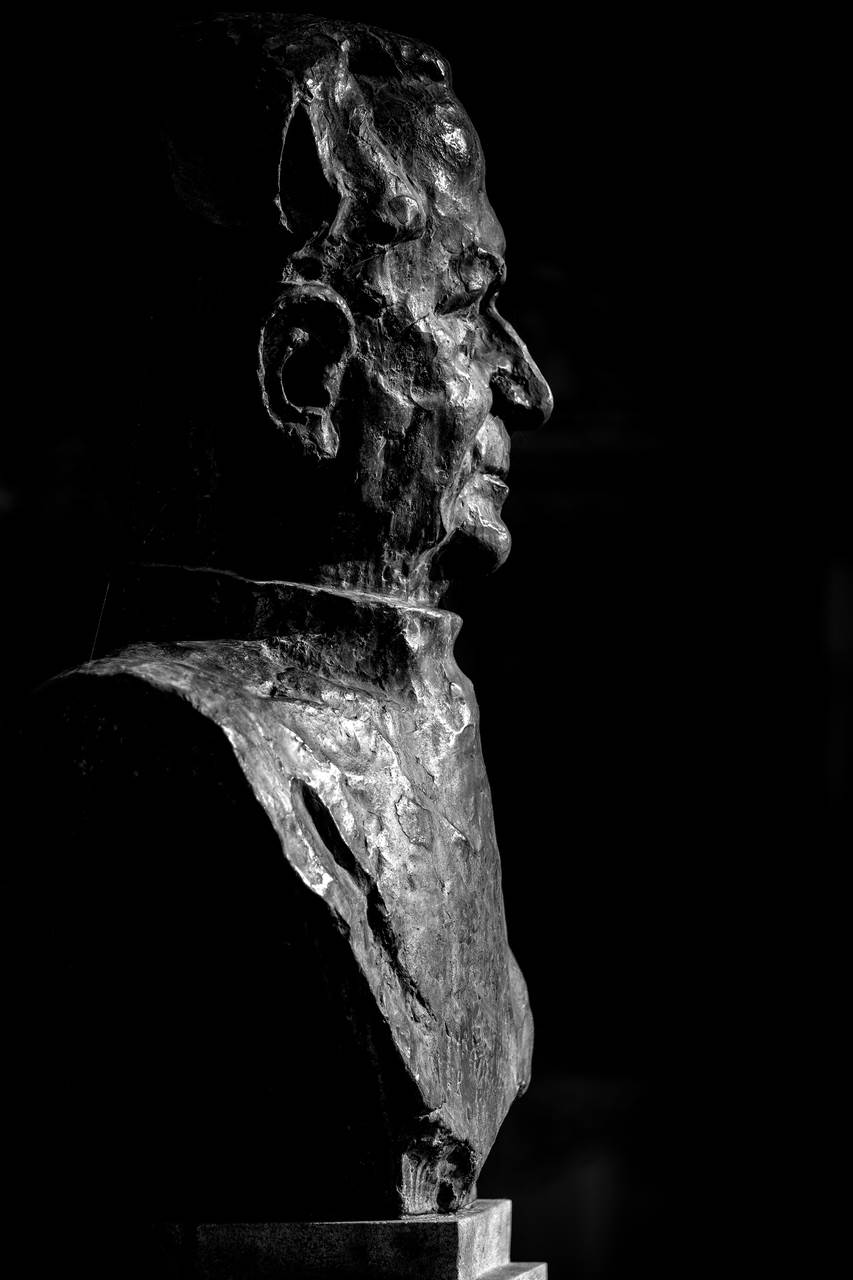 Alberto Cruz (1890-1961) foi um médico e cirurgião bracarense, considerado um grande defensor dos interesses da região do Minho. O busto em bronze, que o homenageia, assenta num pedestal em granito com três inscrições.