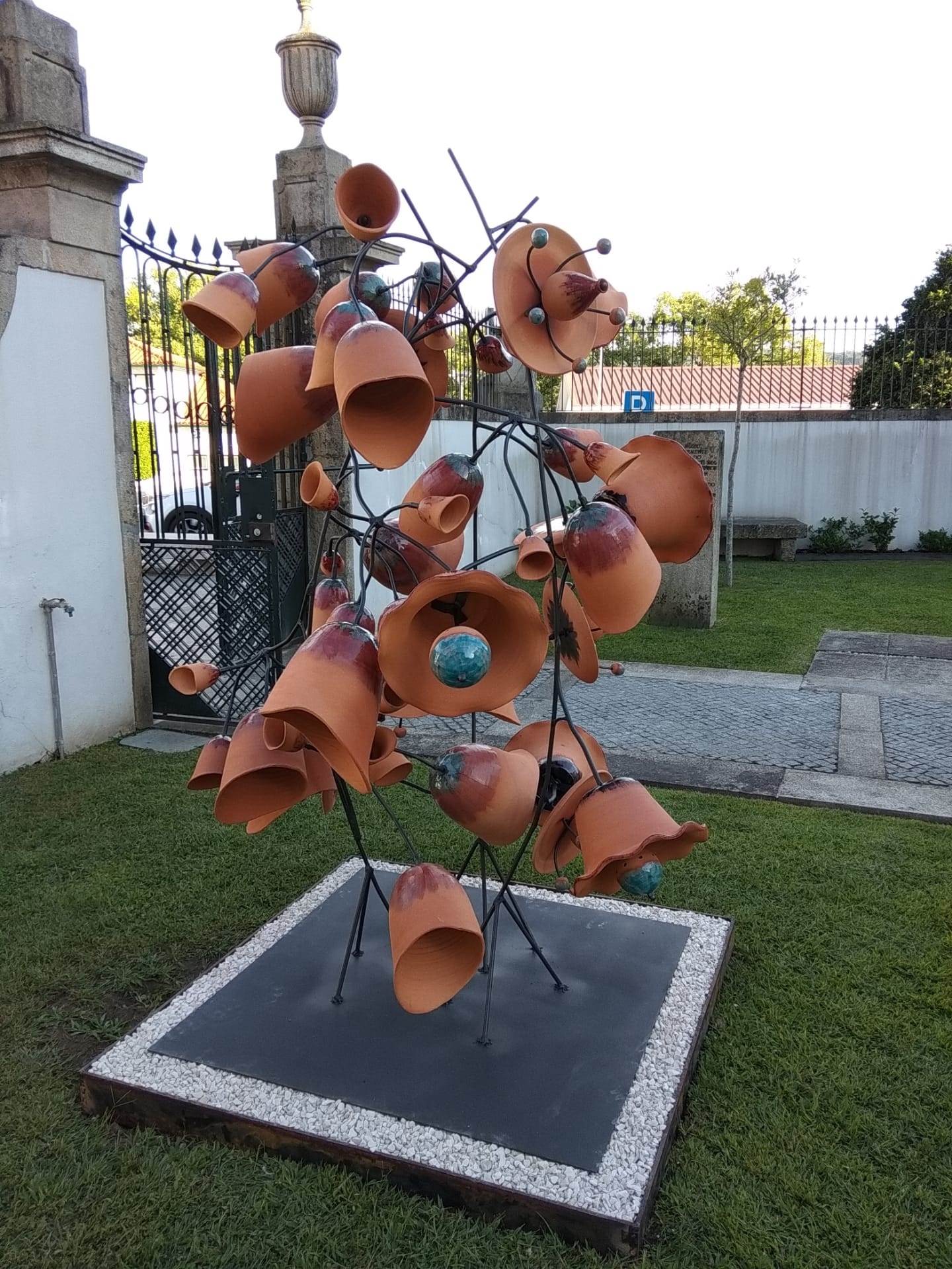 16.09.2020. Ana Almeida Pinto was in artistic residency in Barcelos where she produced a sculpture at the Pottery Museum, entitled BATTLING WITH FLOWERS, based on the artisanal techniques of pottery and ceramics and in collaboration with local artisans.
