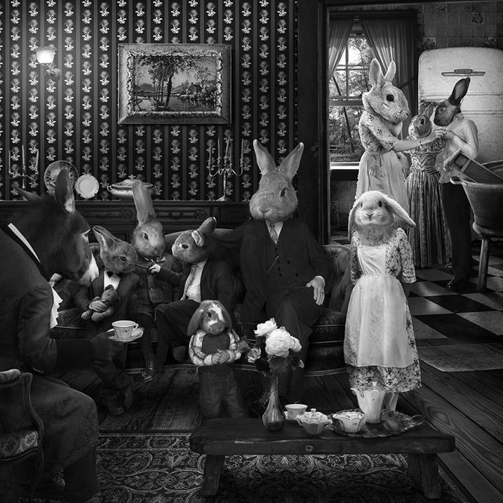 Mrs. Rabbit sometimes thinks about how it would be like if she invested instead in a career, Fotografia Digital Preto e Branco original por Mafalda Marques Correia