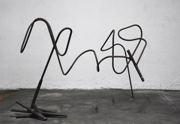 Em Linha_004, original Abstrait Le fer Sculpture par Joana Lapin