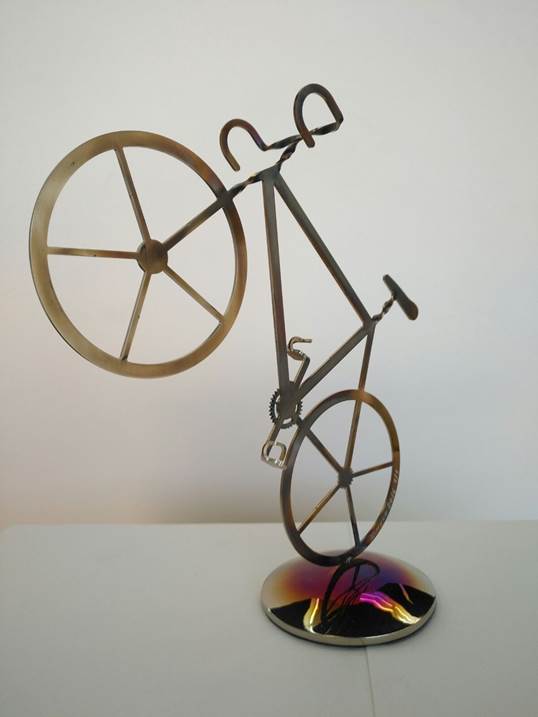 Bicicleta 250 de carrera 1/1, Escultura Metal Pequeno formato original por Juan Coruxo