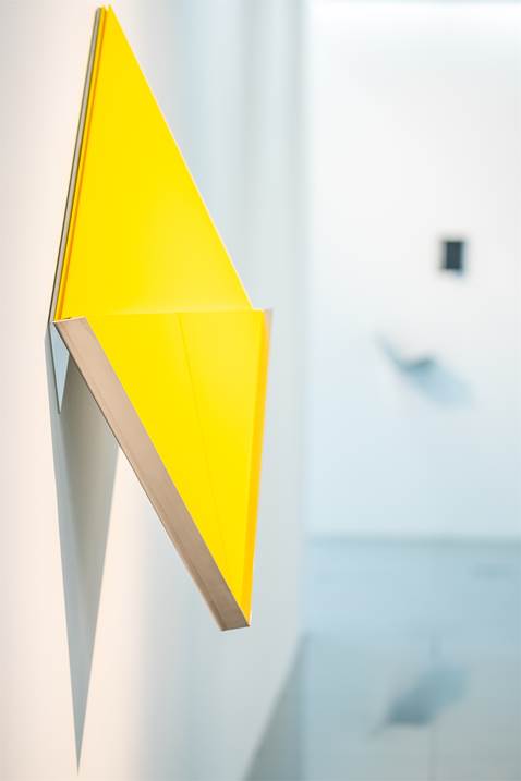 Overlap (yellow), original Minimalista Técnica Mixta Escultura de Fernanda  Fragateiro