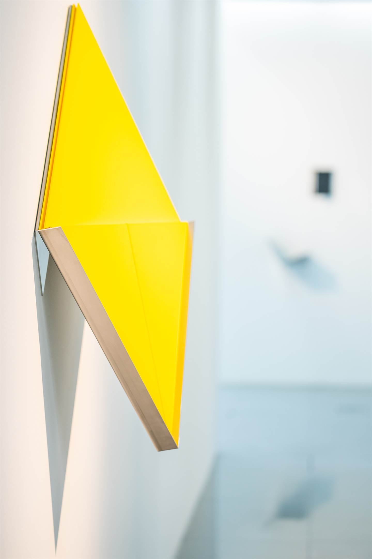 Overlap (yellow), original Minimaliste Technique mixte Sculpture par Fernanda  Fragateiro