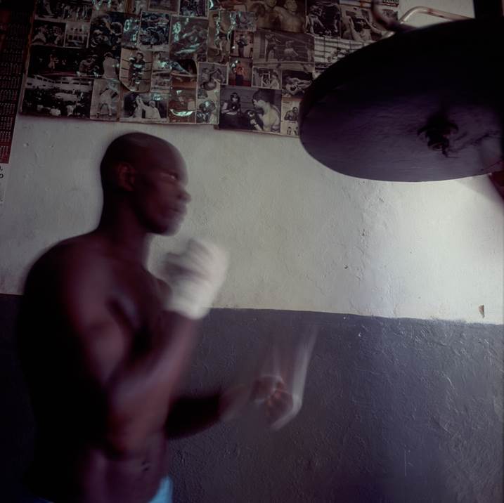 Boxeur de Profil Avec Mains Bandé, original Cuerpo Digital Fotografía de Miguel Rio Branco