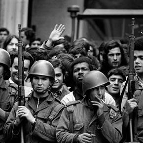 Lisboa, 25 de Abril de 1974 / Lisbon, April 25th, 1974, Fotografia Analógica Homem original por Alfredo Cunha