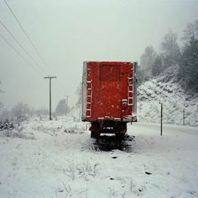 Red truck, snow. Near Grevena, northern Greece, original Paysage Analogique La photographie par Dimitri Mellos