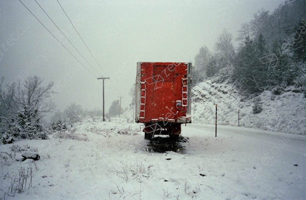 Red truck, snow. Near Grevena, northern Greece, Fotografia Analógica Paisagem original por Dimitri Mellos