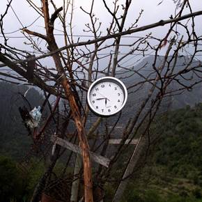 Roadside clock, central Greece, original Paisaje Cosa análoga Fotografía de Dimitri Mellos
