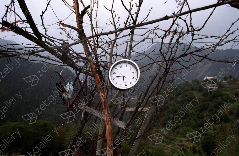 Roadside clock, central Greece, original Paysage Analogique La photographie par Dimitri Mellos