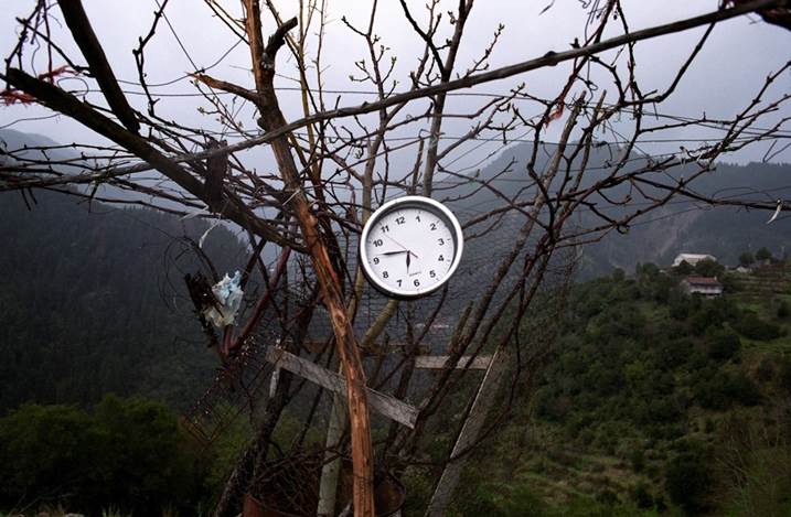 Roadside clock, central Greece, Fotografia Analógica Paisagem original por Dimitri Mellos
