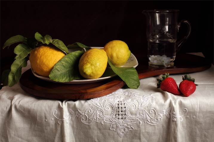 Bodegón de los limones y las fresas, Fotografia Digital Natureza Morta original por Cecilia Gilabert