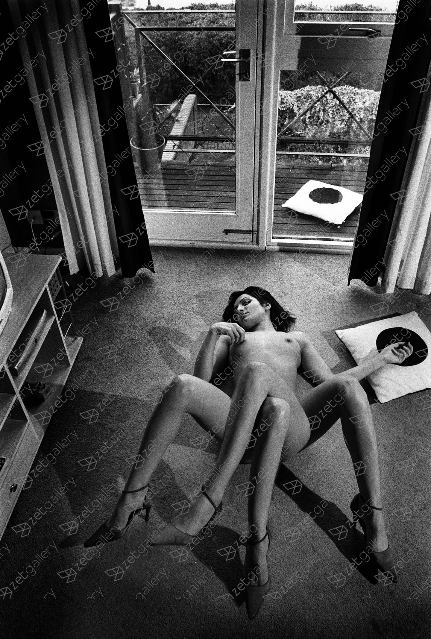 Crossed Legs, original Avant-garde Analogique La photographie par Alva Bernadine