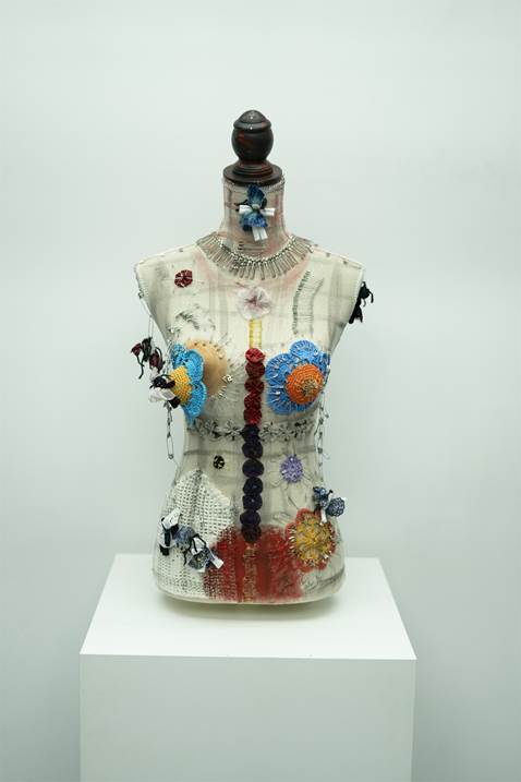 Meu corpo, suas regras, original Abstract Mixed Technique Sculpture by Zélia Mendonça