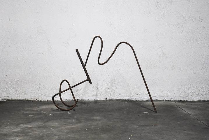 Em Linha_002, original Abstrait Le fer Sculpture par Joana Lapin