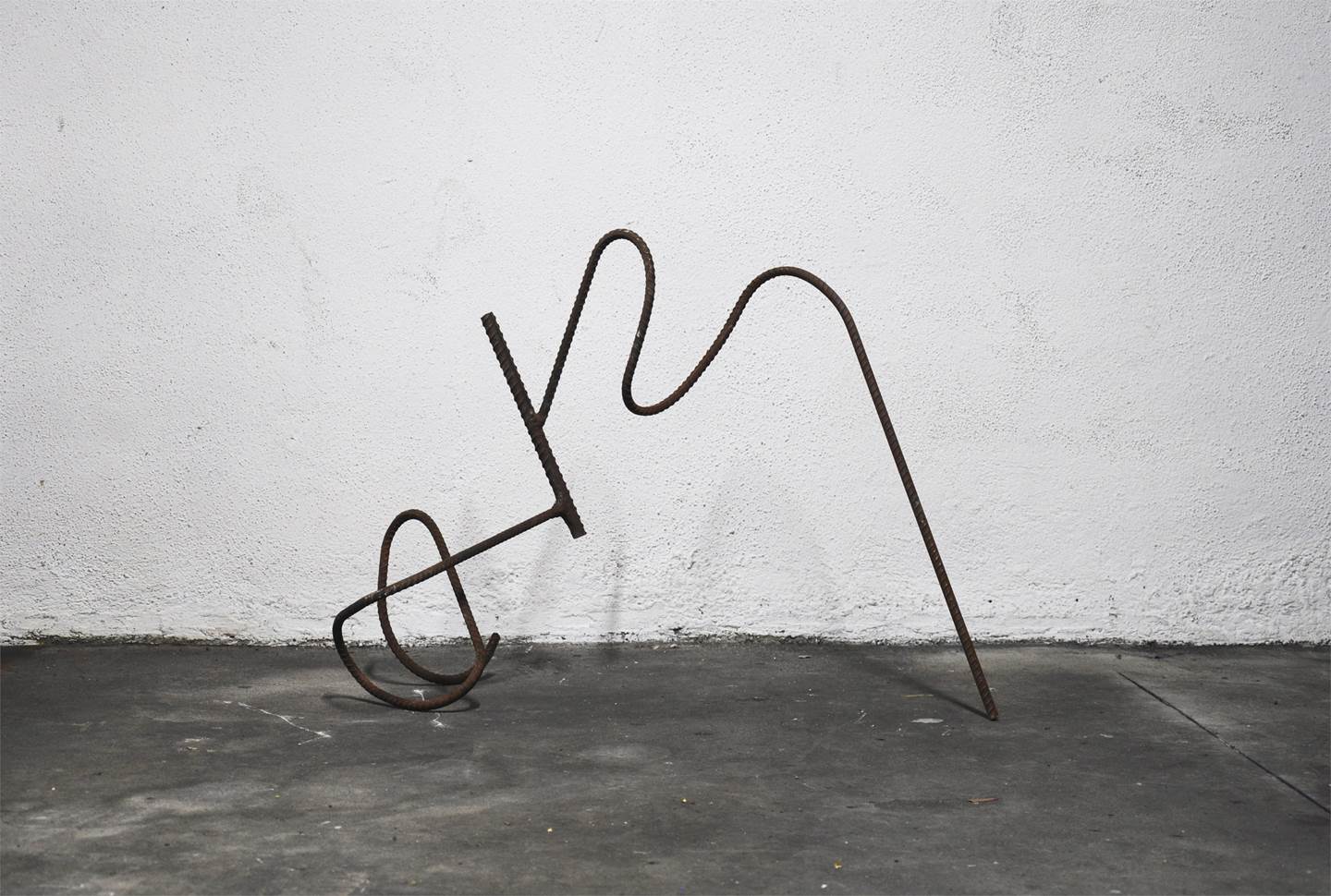 Em Linha_002, Escultura Ferro Abstrato original por Joana Lapin