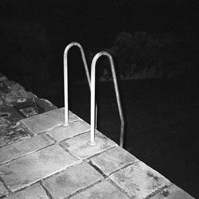 Stairs for an empty pool in the countryside, original Hombre Cosa análoga Fotografía de Yorgos Kapsalakis