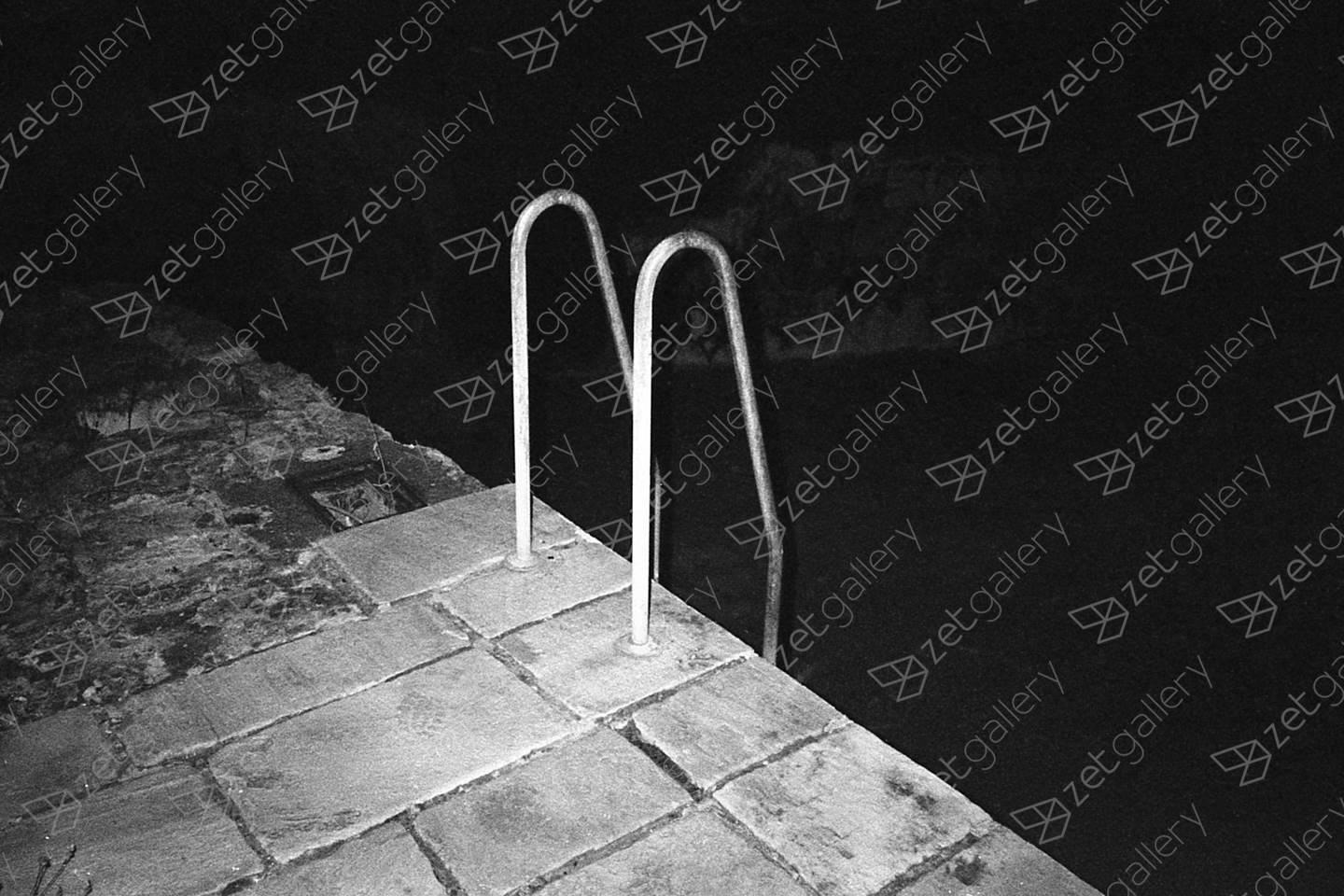 Stairs for an empty pool in the countryside, Fotografia Analógica Homem original por Yorgos Kapsalakis