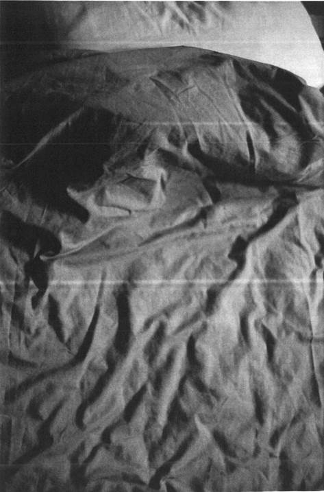Wrinkled sheets on a Sunday morning, original Hombre Cosa análoga Fotografía de Yorgos Kapsalakis