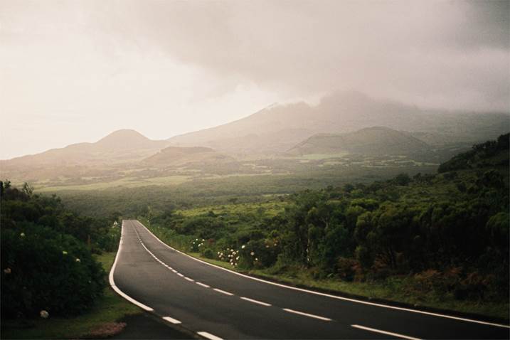 Uma estrada no meio do nada / A road in the middle of nowhere, original Landscape Analog Photography by Miguel De