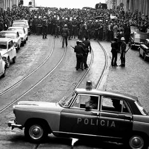 Lisboa, 25 de Abril de 1974 / Lisbon, April 25th, 1974, original Man Analog Photography by Alfredo Cunha