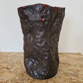 Vase VIII (Lava), original Figure humaine Céramique Sculpture par Ana Sousa Santos