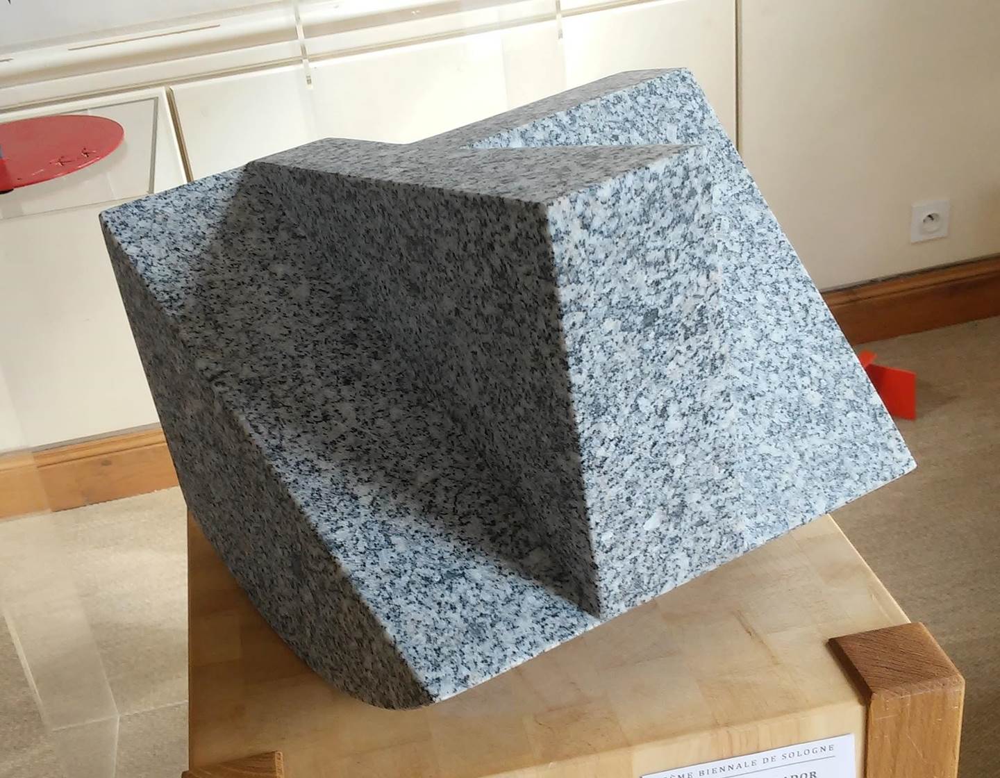 PENDIENTES PRONUNCIADAS II/PRONOUNCED SLOPES II, original Géométrique Granit Sculpture par OSCAR AGUIRRE COMENDADOR