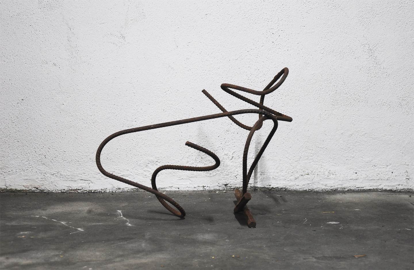 Em Linha_001, original Abstract Iron Sculpture by Joana Lapin