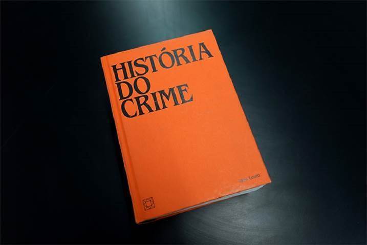 História do Crime, original Abstract Mixed Technique Sculpture by João  Louro