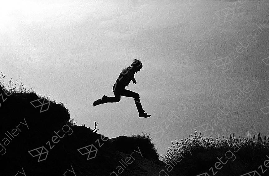 The Jumper, original B&N Cosa análoga Fotografía de Heinz Baade