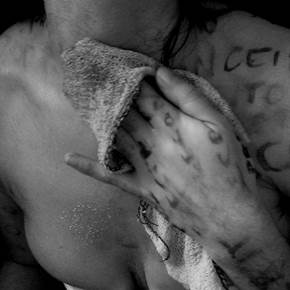 "Quero lavar meu corpo de preconceitos", original Figura humana  Fotografía de Rebecca Moradalizadeh