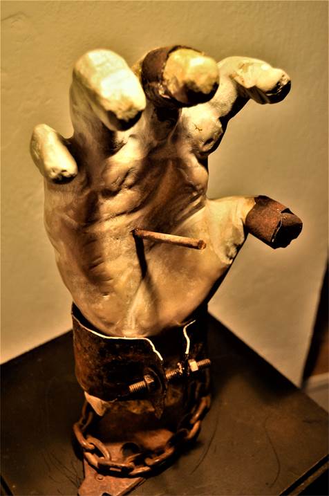 Dás-me uma maõzinha ?  Can you give me a hand?   , original Corps Marbre Sculpture par Suzana Henriqueta