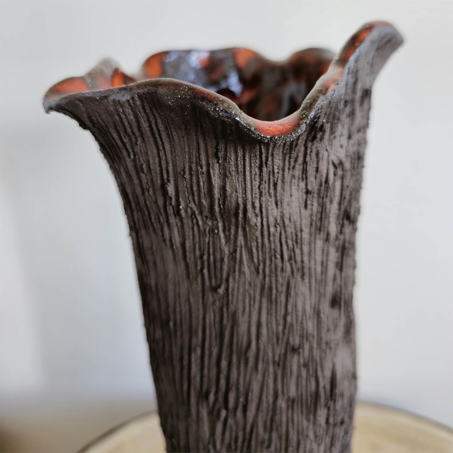 Vase V (Flower), Escultura Cerâmica Figura Humana original por Ana Sousa Santos